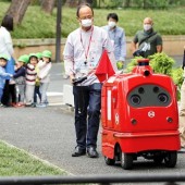 Robot giao hàng thân thiện trở thành xu hướng mới tại Nhật